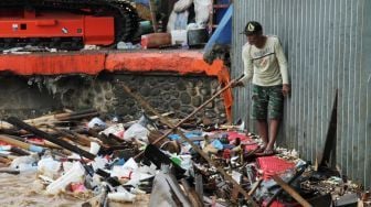 Sampah menumpuk di Pintu Air Manggarai, Jakarta, Selasa (6/2). 