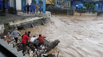 Jelang Musim Hujan, Sampah Pintu Air Manggarai Dibersihkan