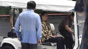 Presiden Joko Widodo bersama Wakil Presiden Jusuf Kalla usai pertemuan tertutup di Kantor Wakil Presiden di Jakarta, Selasa (6/2).