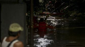 Petugas Damkar melakukan evakuasi dengan perahu karet terhadap korban banjir di kawasan Pejaten Timur, Pasar Minggu, Jakarta, Senin (5/2). 