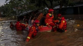 Evakuasi Korban Banjir Pasar Minggu