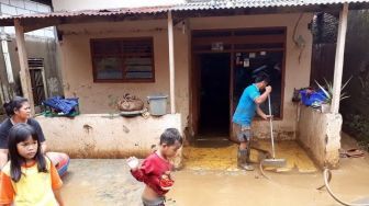 Banjir Surut, Warga Rawajati Mulai Bersihkan Rumah dari Lumpur