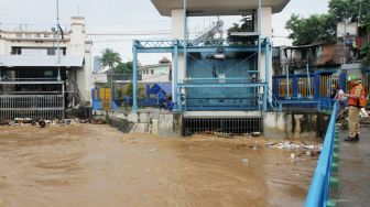 Suasana pintu air Manggarai, Jakarta, Selasa (6/2).