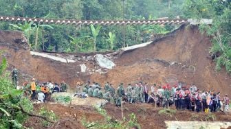 Sejumlah petugas gabungan melakukan pencarian korban longsor di Kampung Maseng, Desa Warung Menteng, Kecamatan Cijeruk, Kabupaten Bogor, Jawa Barat, Selasa (6/2). 