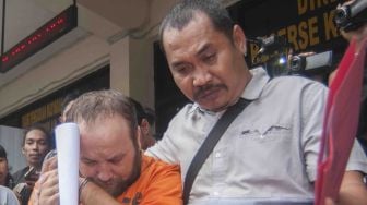 Polisi menggiring warga Turki Kahraman Midis (tengah) yang diduga terlibat kasus penculikan warga Bulgaria dalam konferensi pers di Polda Bali, Denpasar, Rabu (7/2). 