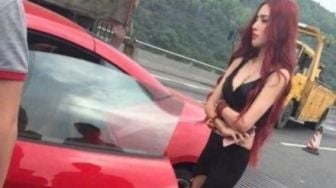 Kocak! Ditabrak Sopir Ferrari Seksi, Lelaki Ini Batal Marah