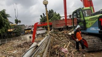 Dinas Lingkungan Hidup DKI Jakarta membersihkan sampah-sampah yang menumpuk di Jembatan KH Abdulah Syafe'i, Kampung Melayu, Jakarta, Rabu (7/2). 