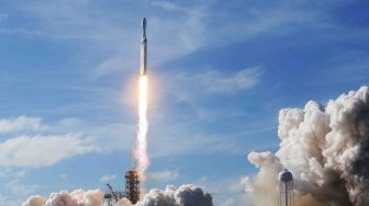 Roket Falcon Heavy diluncurkan dari PAD 39A di Kennedy Space Center, Florida, Selasa (6/2).