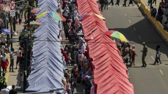 Jejeran tenda pedagang kaki lima (PKL) di kawasan Tanah Abang, Jakarta Pusat, Rabu (7/2).