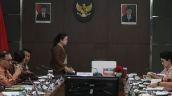 Menteri Koordinator bidang Pembangunan Manusia dan Kebudayaan (Menko PMK) Puan Maharani memimpin rapat koordinasi tingkat menteri di Kantor Kemenko PMK, Jakarta, Rabu (7/2).