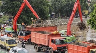 Dinas Lingkungan Hidup DKI Jakarta membersihkan sampah-sampah yang menumpuk di Jembatan KH Abdulah Syafe'i, Kampung Melayu, Jakarta, Rabu (7/2). 