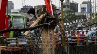 Ribuan Ton Sampah Numpuk di Ciliwung