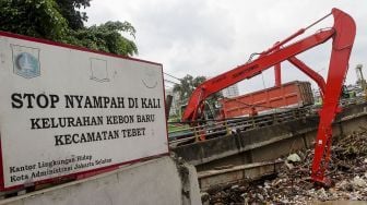 Dinas Lingkungan Hidup DKI Jakarta membersihkan sampah-sampah yang menumpuk di Jembatan KH Abdulah Syafe'i, Kampung Melayu, Jakarta, Rabu (7/2). 