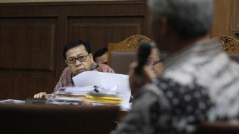 Gubernur Jawa Tengah, Ganjar Pranowo memberi kesaksian dalam sidang lanjutan terdakwa kasus korupsi pengadaan e-KTP Setya Novanto di pengadilan Tipikor, Jakarta, Kamis (8/2). 