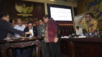 Menkumham Yasonna H Laoly (kiri) bersiap mengikuti rapat kerja dengan Badan Legislasi terkait pengambilan keputusan revisi UU MD3 (MPR, DPR, DPD, DPRD) di kompleks Parlemen, Senayan, Jakarta, Rabu (7/2) malam.