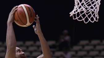 Pebasket Indonesia Adhi Pratama Prasetyo berusaha mencetak skor saat melawan Timor Leste dalam pertandingan babak kualifikasi bola basket 18th Asian Games Invitation Tournament di Hall A Senayan, Jakarta, Kamis (08/2).