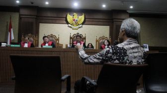 Gubernur Jawa Tengah, Ganjar Pranowo memberi kesaksian dalam sidang lanjutan terdakwa kasus korupsi pengadaan e-KTP Setya Novanto di pengadilan Tipikor, Jakarta, Kamis (8/2). 