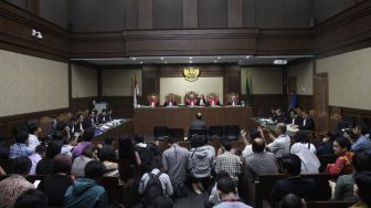 Pengadilan Tindak Pidana Korupsi (Tipikor) menggelar sidang perdana terdakwa Fredrich Yunadi, mantan kuasa hukum Setya Novanto, pada Kamis (8/2/2018) di Jakarta. [Suara.com/Oke Atmaja]