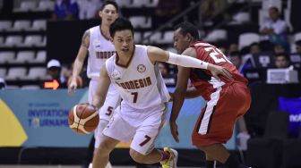 Pebasket Indonesia Andakara Prastawa Pamungkas berebut bola dengan pebasket Timor Leste Ferdinandus Mau Meta dalam pertandingan babak kualifikasi bola basket 18th Asian Games Invitation Tournament di Hall A Senayan, Jakarta, Kamis (08/2).