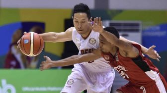 Pebasket Indonesia Andakara Prastawa Pamungkas berebut bola dengan pebasket Timor Leste Ferdinandus Mau Meta dalam pertandingan babak kualifikasi bola basket 18th Asian Games Invitation Tournament di Hall A Senayan, Jakarta, Kamis (08/2). 