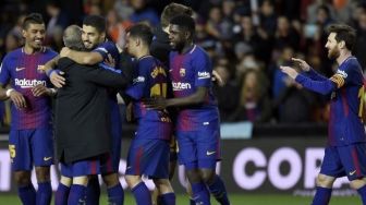 Para pemain Barcelona merayakan kemenangan atas Valencia dan akan menghadapi Sevilla di final. JOSE JORDAN / AFP