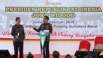 Presiden Joko Widodo (kanan) mewawancarai wartawan senior Yusri Nur Raja Agam (kiri) saat peringatan puncak Hari Pers Nasional 2018 di Padang, Sumatra Barat, Jumat (9/2). 