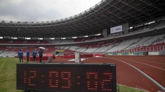 Petugas mempersiapkan perlengkapan untuk perlombaan cabang atletik 18th Asian Games Invitation Tournament di Stadion Utama Gelora Bung Karno (GBK), Senayan, Jumat (9/2). 