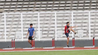 Sejumlah atlet cabang olahraga atletik melakukan latihan di Stadion Madya Senayan, Jakarta, Sabtu (10/2).