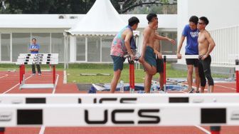 Sejumlah atlet cabang olahraga atletik melakukan latihan di Stadion Madya Senayan, Jakarta, Sabtu (10/2).