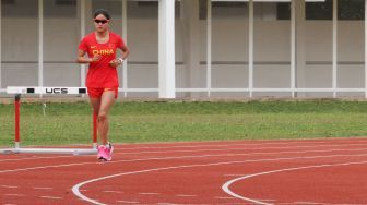 Sejumlah atlet cabang olahraga atletik melakukan latihan di Stadion Madya Senayan, Jakarta, Sabtu (10/2).