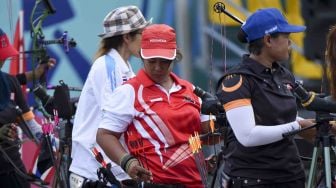 Sejumlah atlet panahan bertanding pada babak kualifikasi nomor compound individu putra pada ajang 18th Asian Games Invitation Tournament di Lapangan Panahan, Kompleks Gelora Bung Karno, Jakarta, Sabtu (10/2). 