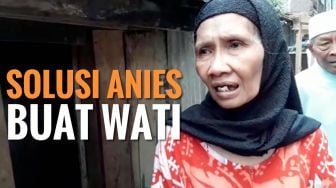 Tinjau Ciliwung, Anies Sambangi Rumah Reyot Seorang Warga