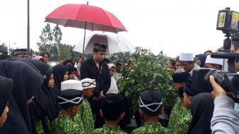 Artis Billy Syahputra mengunjungi makam kakaknya, Olga Syahputra, bersama keluarga dan fans Olga di TPU Malaka, Pondok Kelapa, Jakarta Timur, Minggu (11/2/2018) [Suara.com/Ismail]