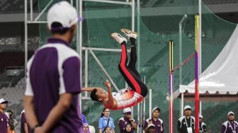 Atlet lompat tinggi Rizky Ghusyafa Pratama di test event Asian Games, (11/2).(Suara.com/Kurniawan M)