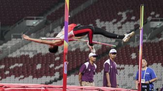 Atlet lompat tinggi Rizky Ghusyafa Pratama di test event Asian Games, (11/2).(Suara.com/Kurniawan M)