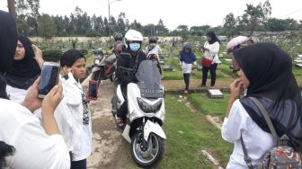 Artis Billy Syahputra hendak meninggalkan makam usai mengunjungi makam kakaknya, Olga Syahputra, bersama keluarga dan fans Olga di TPU Malaka, Pondok Kelapa, Jakarta Timur, Minggu (11/2/2018) [Suara.com/Ismail]