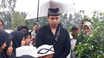 Artis Billy Syahputra mengunjungi makam kakaknya, Olga Syahputra, bersama keluarga dan fans Olga di TPU Malaka, Pondok Kelapa, Jakarta Timur, Minggu (11/2/2018) [Suara.com/Ismail]