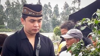 Lara Billy Syahputra di Makam Olga