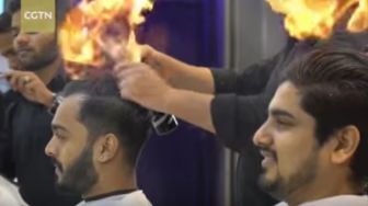 Heboh, Barbershop di India Gunakan Api untuk Potong Rambut