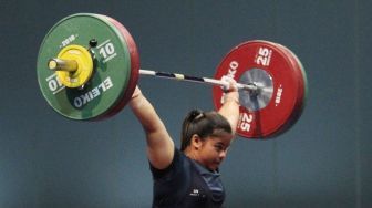 Lifter Indonesia Melinda Gusti melakukan angkatan clean and jerk pada nomor angkat besi putri 75 kg 18th Asian Games Invitation Tournament di JiExpo, Jakarta, Senin (12/2