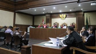 Anggota DPR Agun Gunandjar Sudarsa memberikan kesaksian saat sidang lanjutan kasus korupsi pengadaan e-KTP dengan terdakwa Setya Novanto di Pengadilan Tipikor Jakarta, Senin (12/2).