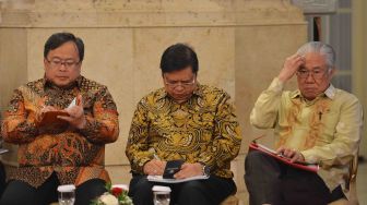 Menteri Perencanaan Pembangunan Nasional/Kepala Bappenas Bambang Brodjonegoro (kiri), Menteri Perindustrian Airlangga Hartarto (tengah) dan Menteri Perdagangan Enggartiasto Lukita mengikuti Sidang Kabinet Paripurna di Istana Negara Jakarta, Senin (12/2). 