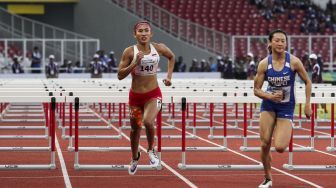 Atlet lari gawang 100m Emilia Nova melawan Hsieh Hsi En dari Taiwan, (11/2). (Suara.com/Kurniawan M)