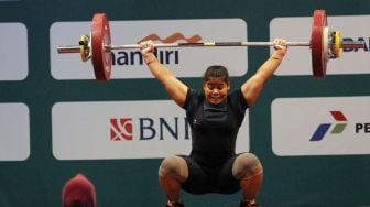 Lifter Indonesia Melinda Gusti melakukan angkatan clean and jerk pada nomor angkat besi putri 75 kg 18th Asian Games Invitation Tournament di JiExpo, Jakarta, Senin (12/2