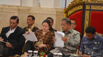 Menko Kemaritiman Luhut Panjaitan (kiri), Menko PMK Puan Maharani (ketiga kiri), Menko Perekonomian Darmin Nasution (kedua kanan) dan Menko Polhukam Wiranto mengikuti Sidang Kabinet Paripurna di Istana Negara Jakarta, Senin (12/2).