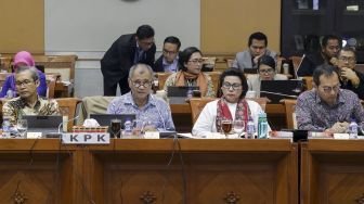 Ketua Komisi Pemberantasan Korupsi (KPK) Agus Rahardjo (kiri) bersama Wakil Ketua KPK Basaria Panjaitan (tengah) dan Saut Situmorang (kanan) mengikuti rapat dengar pendapat dengan Komisi III DPR di Kompleks Parlemen, Senayan, Jakarta, Senin (12/2).