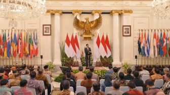 Presiden Joko WIdodo memberikan sambutan ketika membuka rapat kerja Kepala Perwakilan Republik Indonesia (KEPPRI) di Gedung Pancasila, Kemenlu, Jakarta, Senin (12/2).