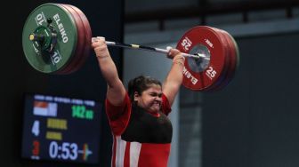 Lifter Indonesia Nurul Akmal melakukan angkatan snatch pada nomor angkat besi putri +75 kg 18th Asian Games Invitation Tournament di JiExpo, Jakarta, Senin (12/2) .