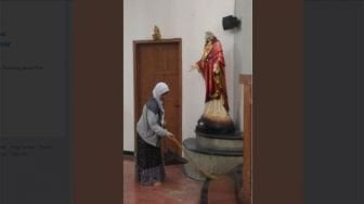 Perempuan Berjilbab Ikut Bantu Bersihkan Gereja St Lidwina yang Diteror