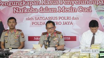 Kapolri Jenderal Tito Karnavian dampingi Kapolda Metro Jaya Irjen Pol. Idham Aziz, Kabareskrim Polri Komjen. Pol Ari Dono Sukmanto, merilis hasil pengungkapan narkotika golongan I jenis Sabu di Polda Metro Jaya, Jakarta, Senin (12/2)